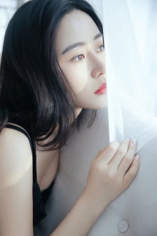 一边亲胸一边摸进内裤里