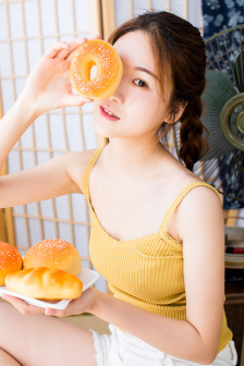女班长哭着说不能生孩子视频
